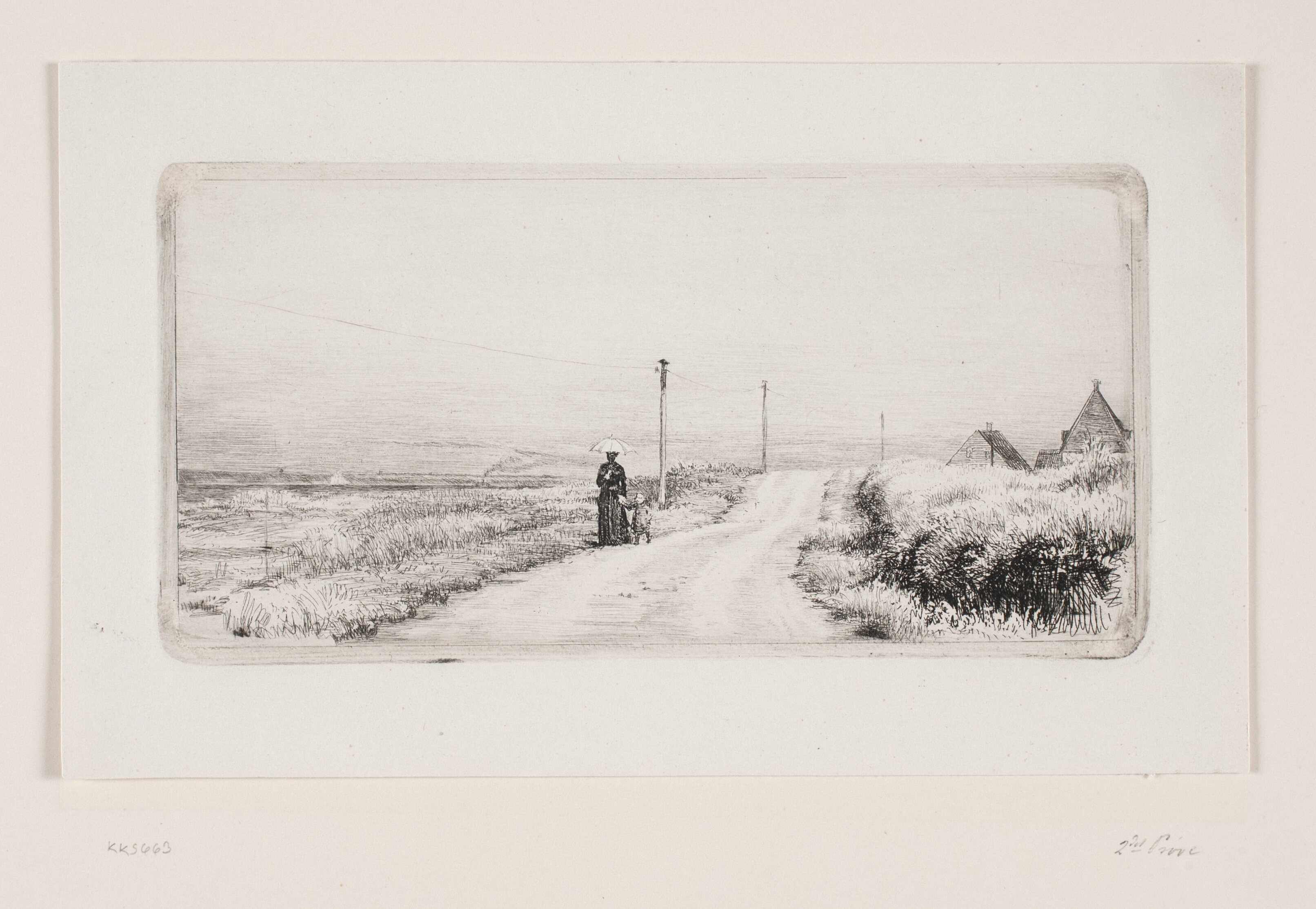 Landevej med spadserende dame. Solskinseftermiddag