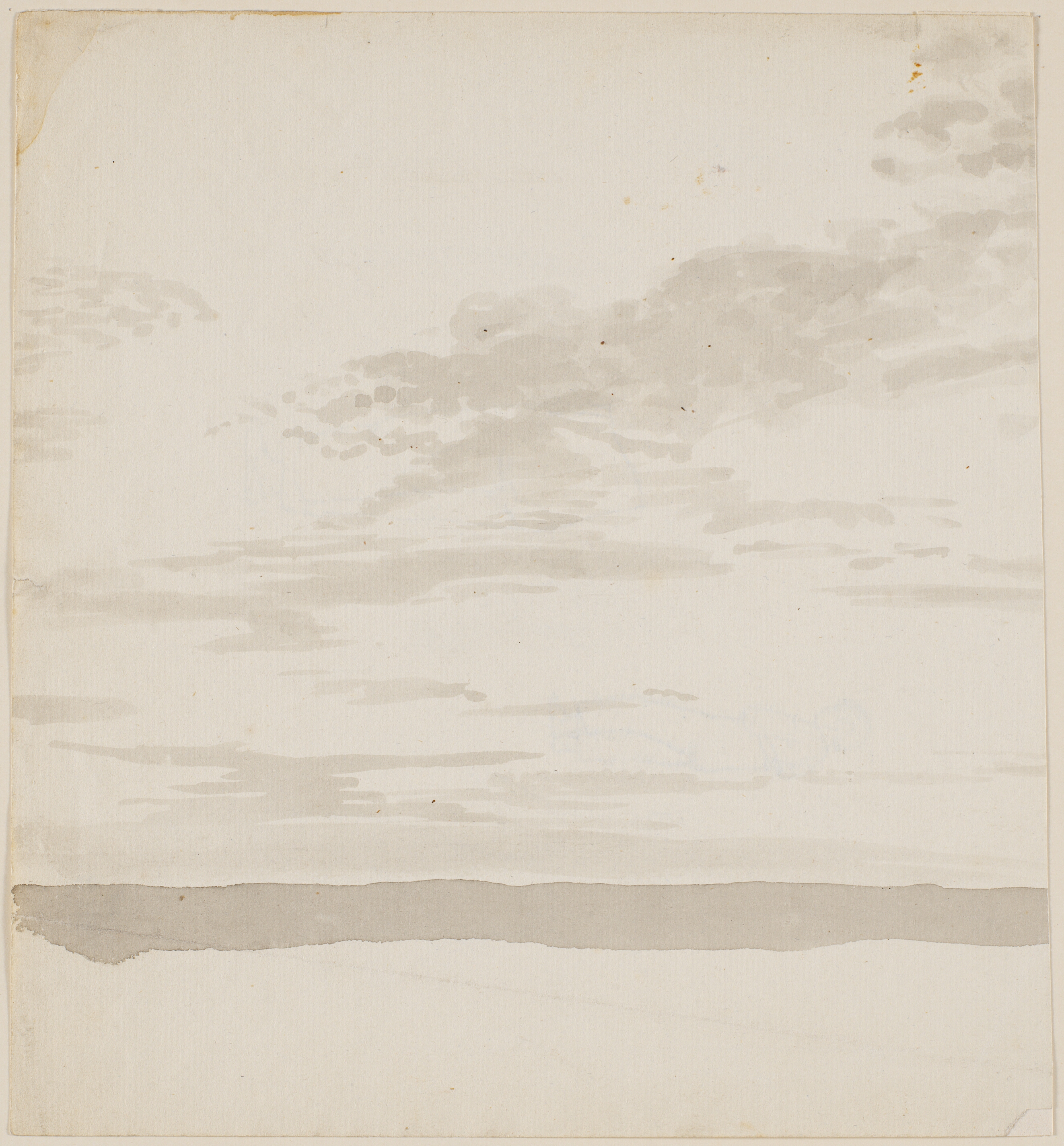 Skystudie med en bræmme af hav eller land forneden.