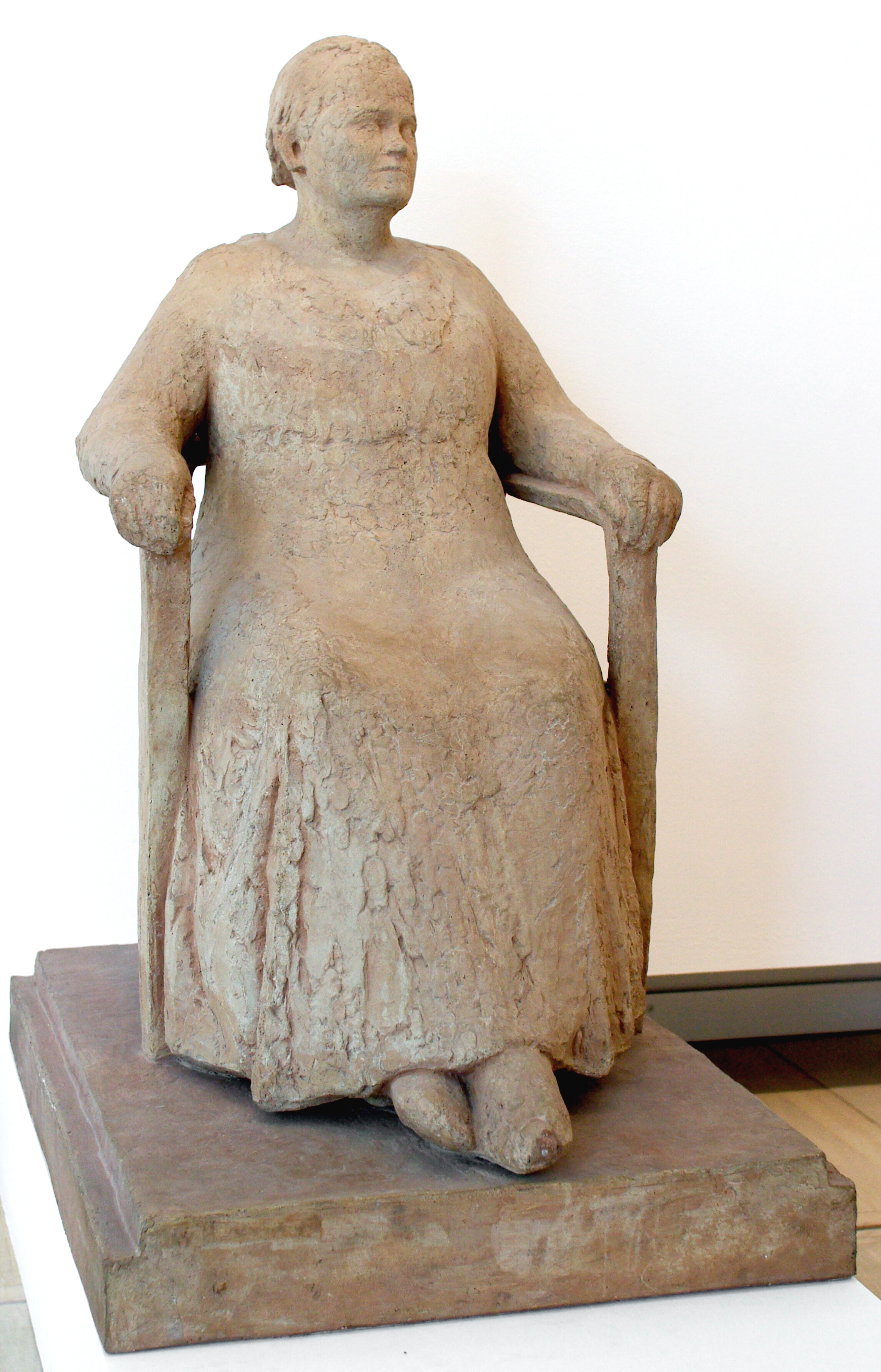 Helen la Cour, f. Rode, siddende i en stol