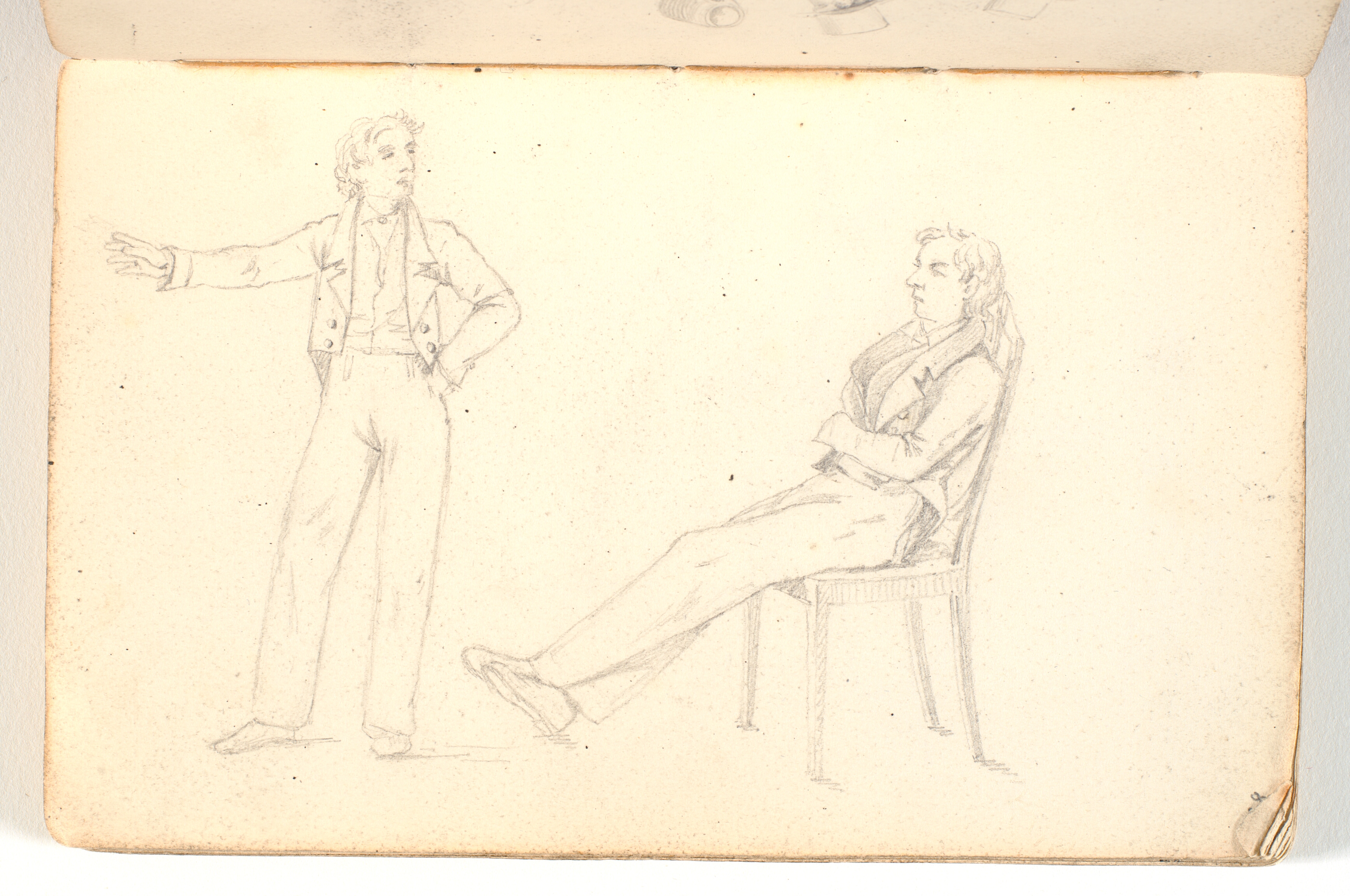 En stående og en siddende mand