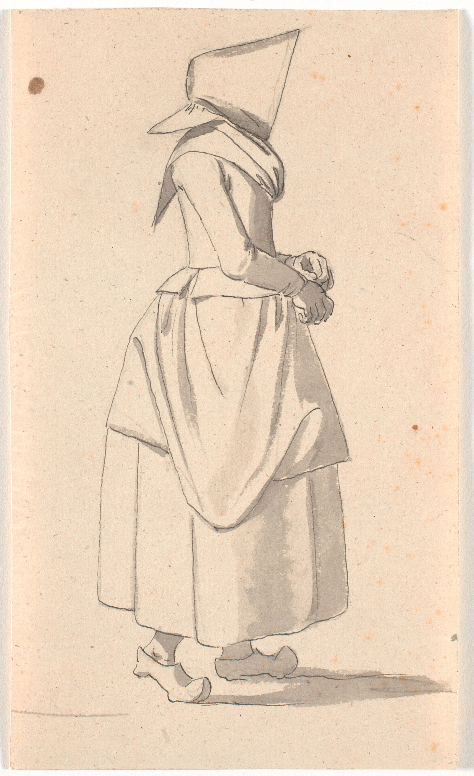 En almuekone gående i profil til højre, med et stort sæt på hovedet