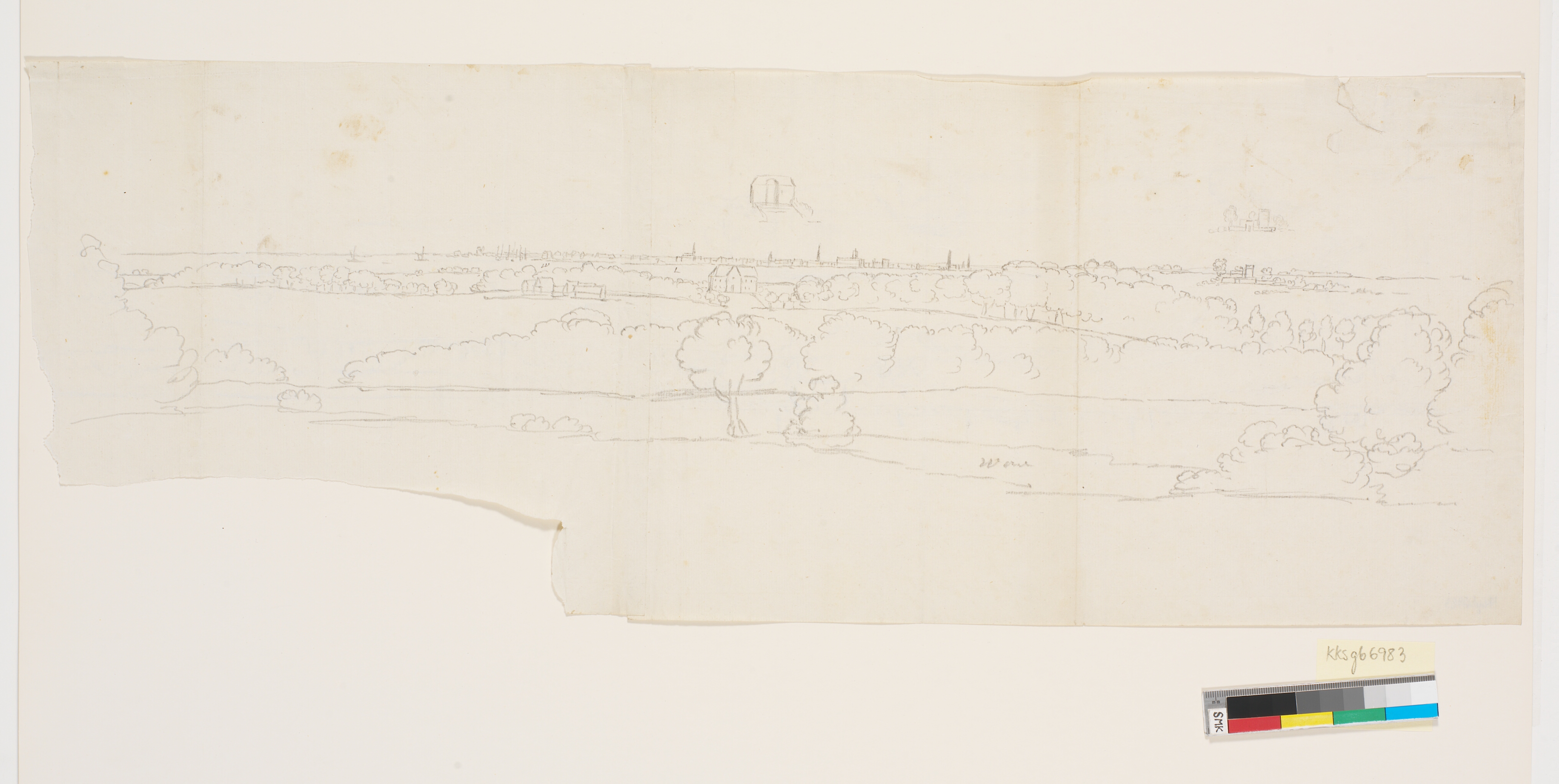 Prospekt med træer i forgunden, vand til venstre og by i baggrunden. Set mod København?