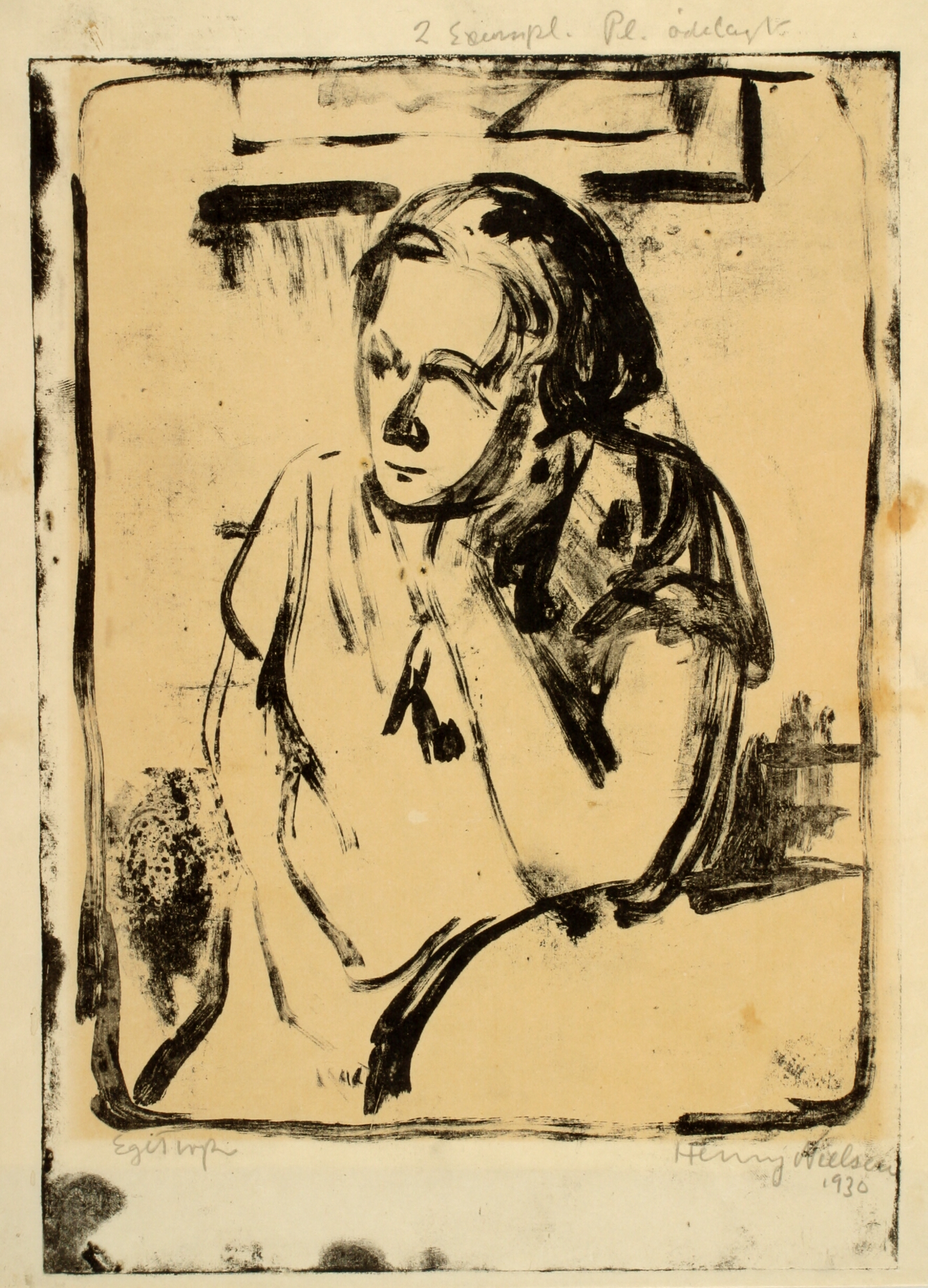 Kvinde sidder ved rundt bord med hånden under kinden