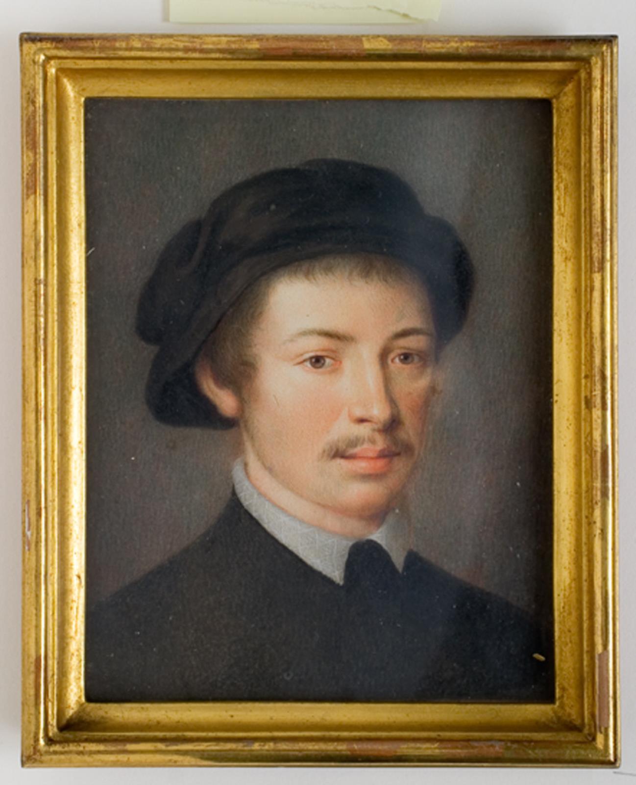 Ung mand med sort hue