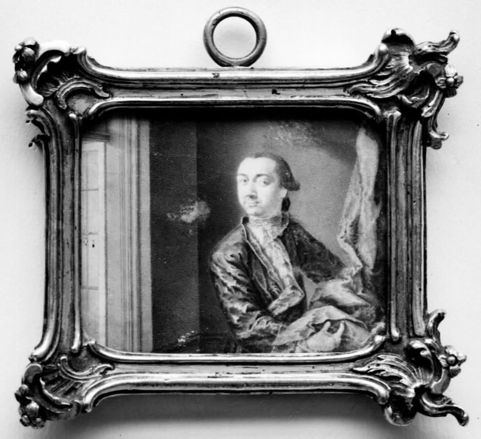 Portræt af en yngre mand i et interiør