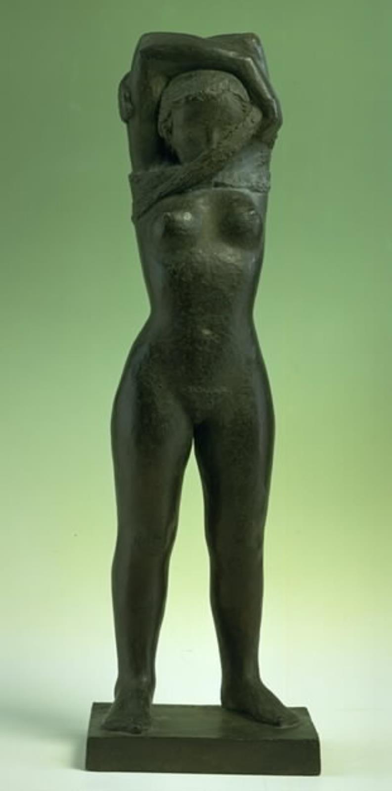 Kvindefigur. Stående kvinde, som trækker chemisen op over hovedet, Gottfred Eickhoff, 1935