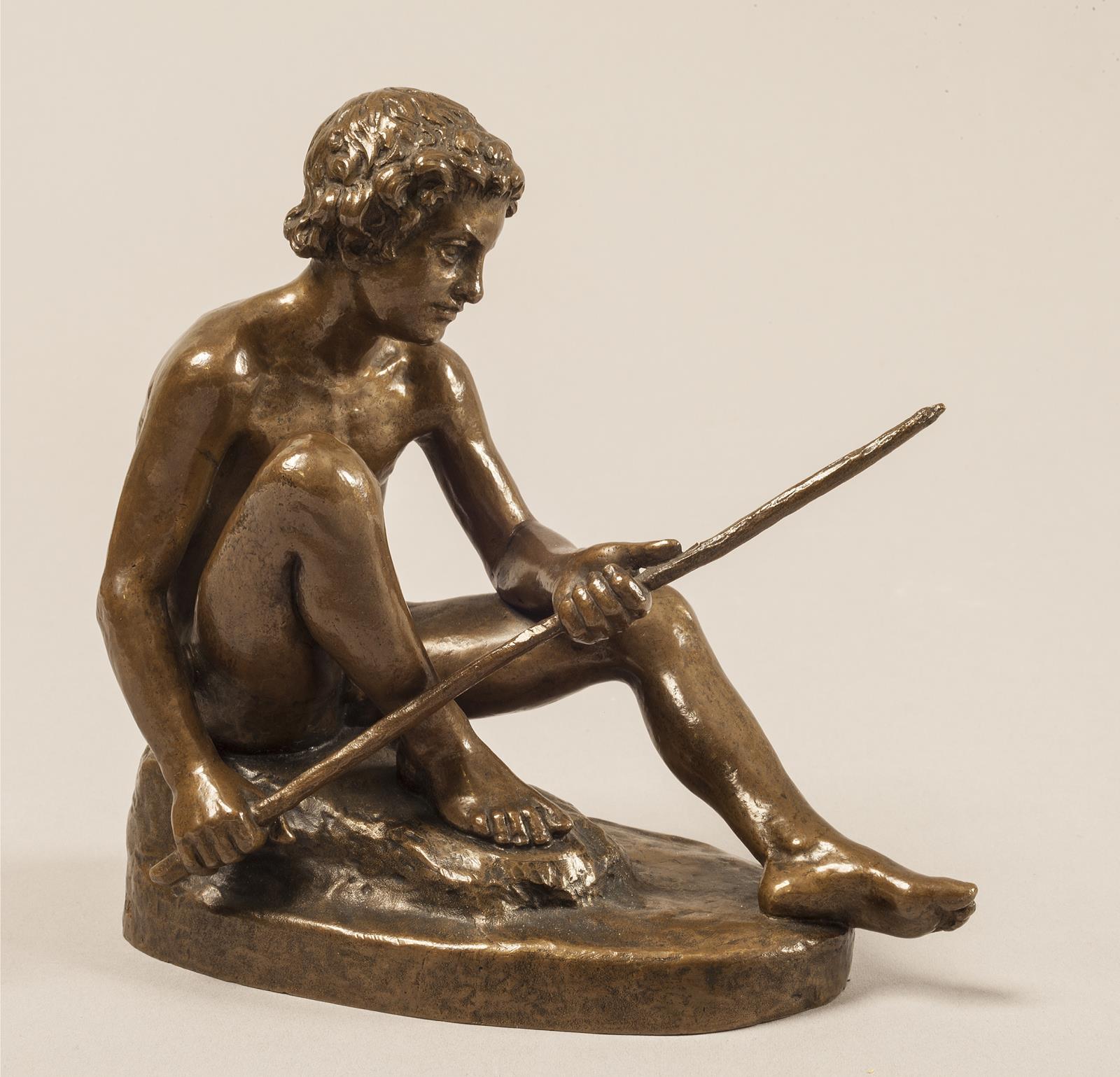 En nøgen dreng, der sidder og meder