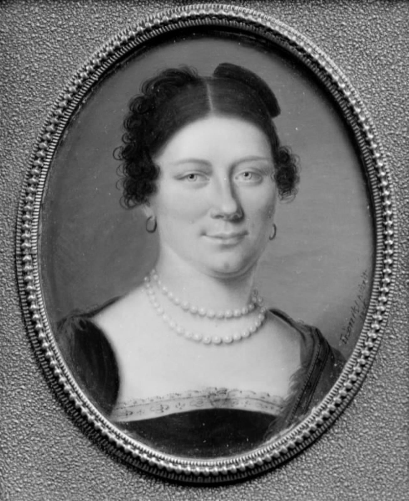 Ubekendt dame i sort kjole