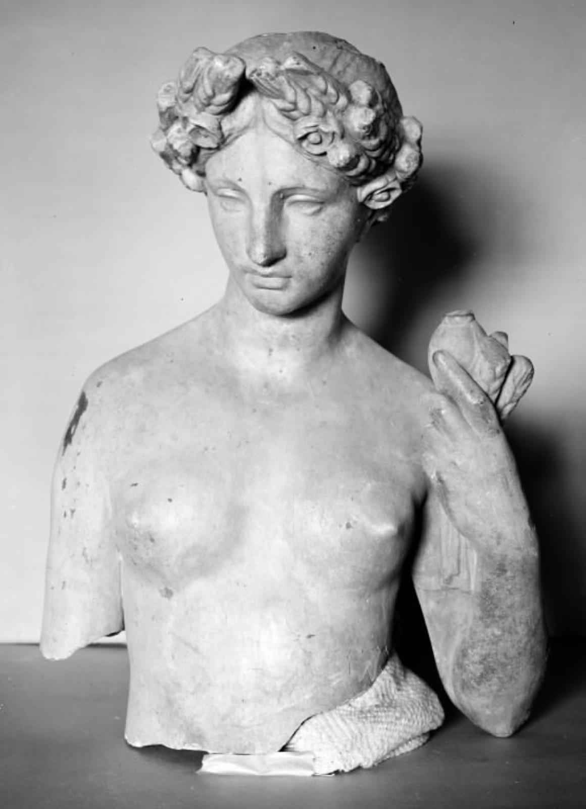 Sommeren. Nøgen kvinde med en krans af blomster og kornaks om håret og kornaks i hånden