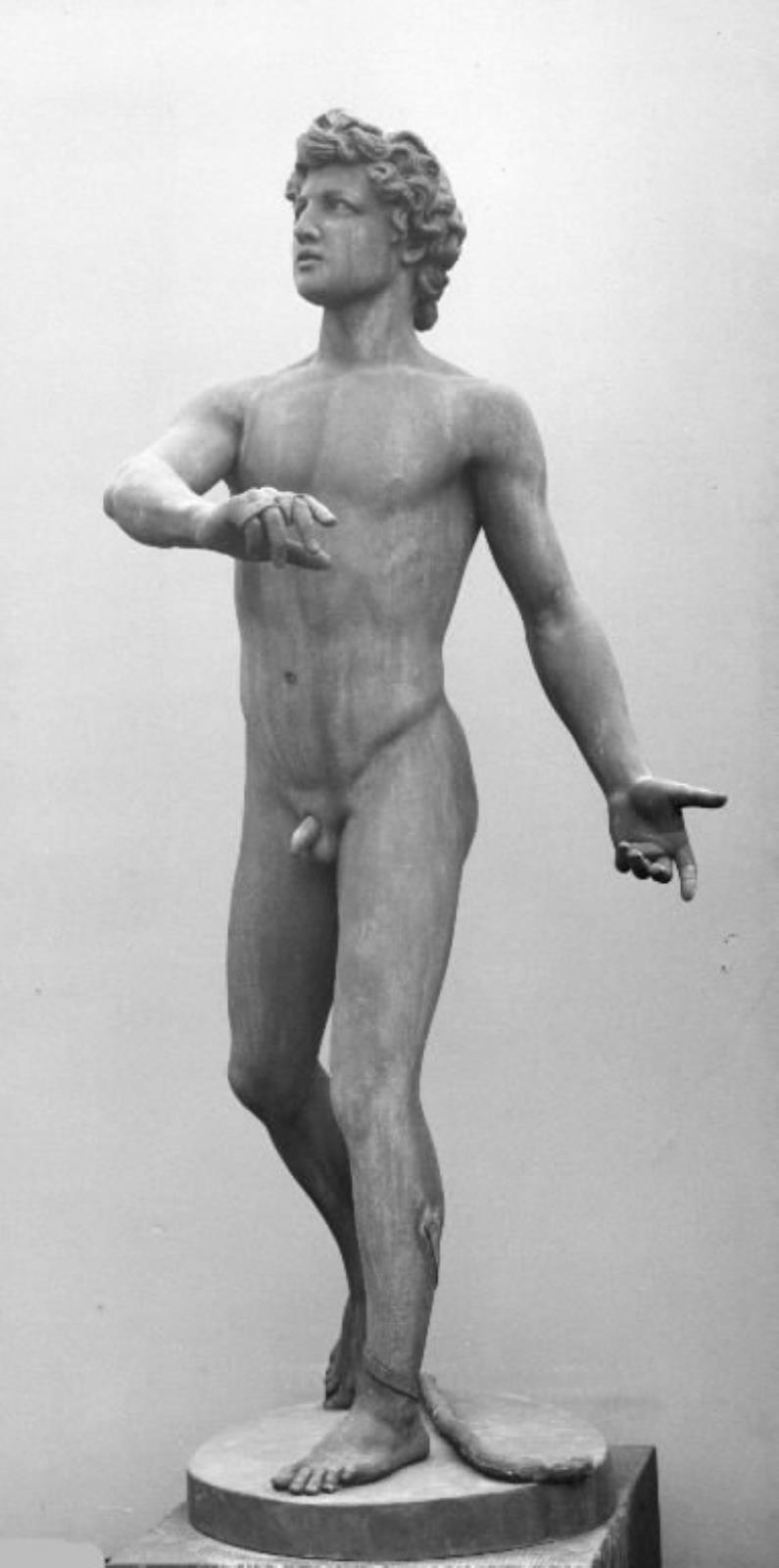 David, idet han slynger stenen mod Goliath. Stående nøgen med slyngen liggende ved sine fødder