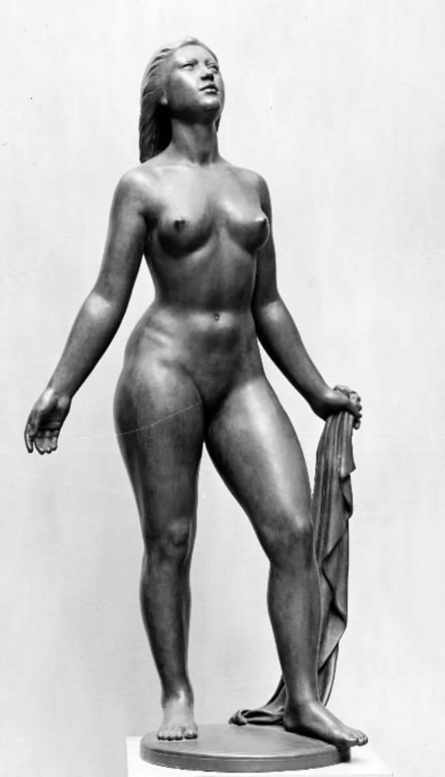 Gry. Stående nøgen kvinde