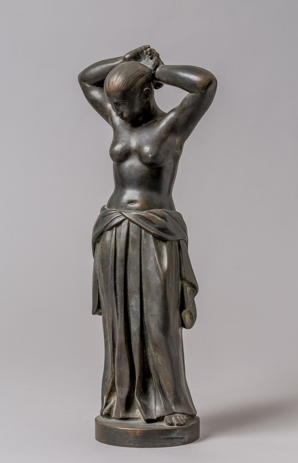 Kvinde der sætter sit hår