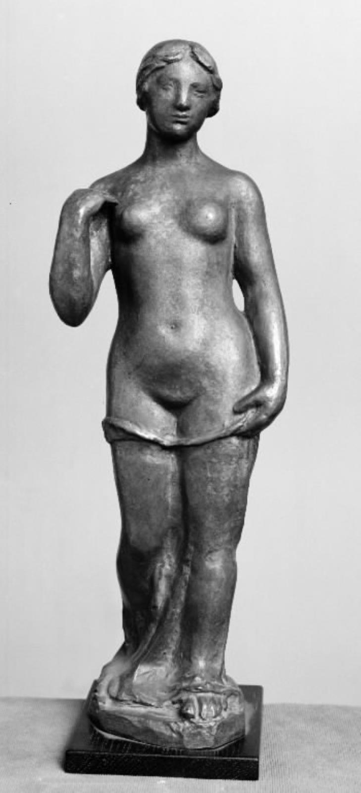 Stående kvinde, benene delvis dækket af draperi