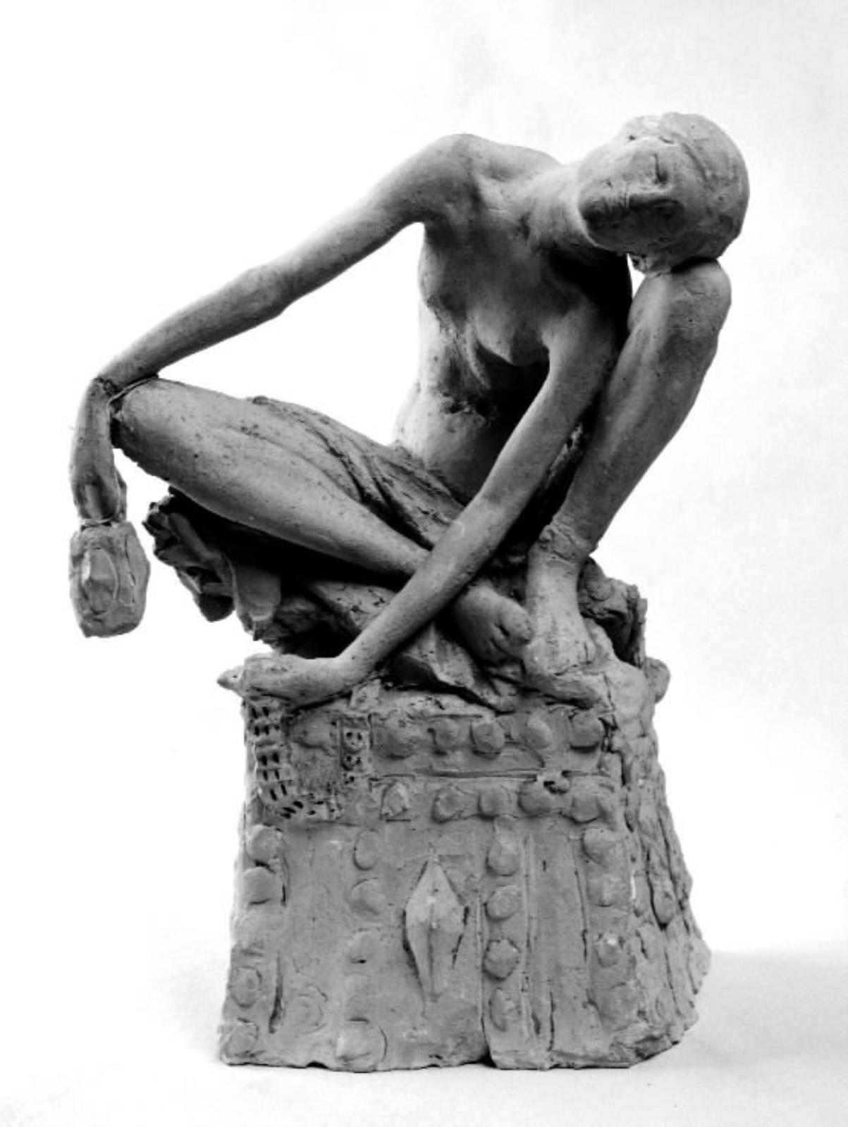 Nøgen kvinde siddende lænket på en skatkiste