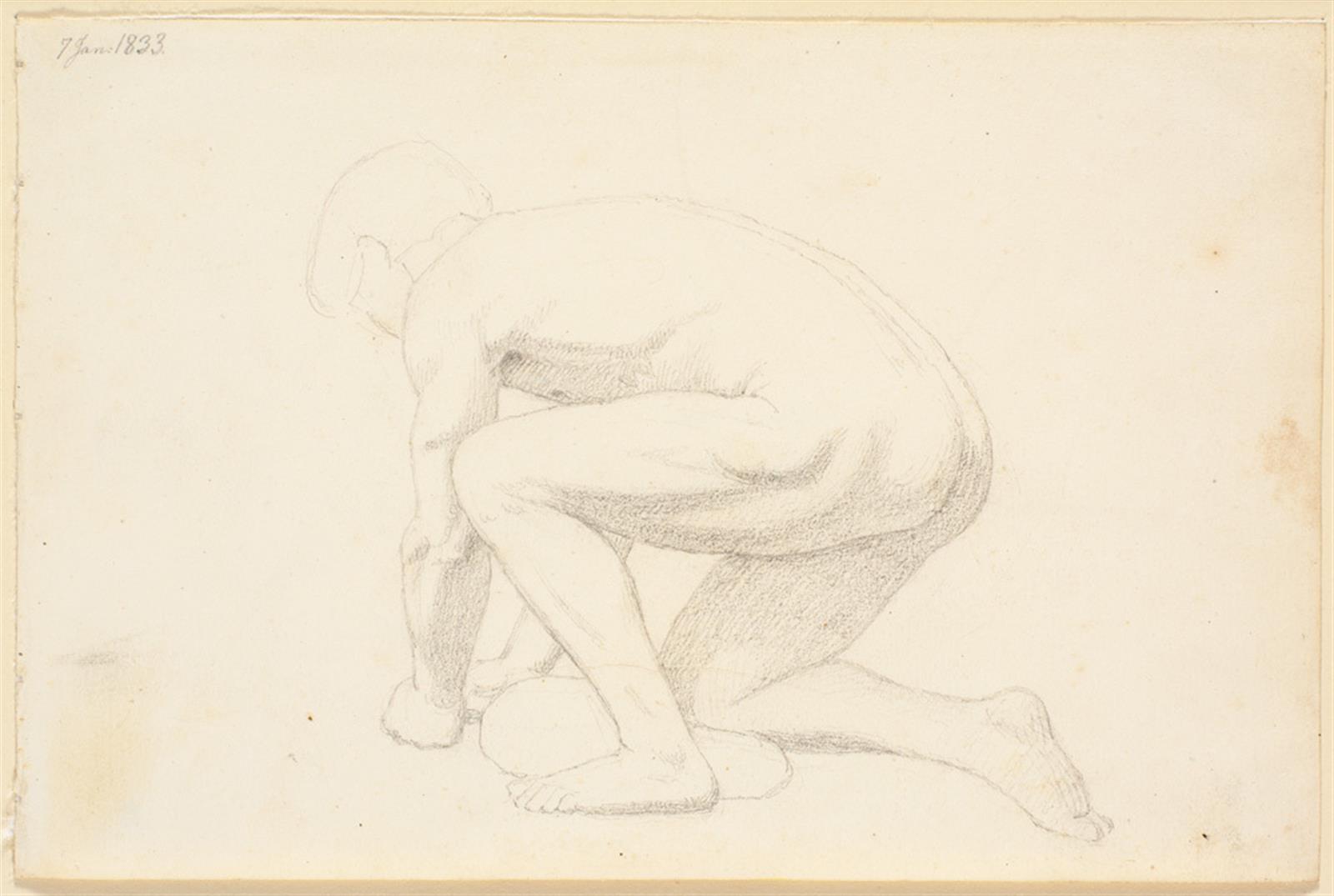 Mandlig model, der ligger støttet på armene og højre knæ, set fra siden og vendt venstre