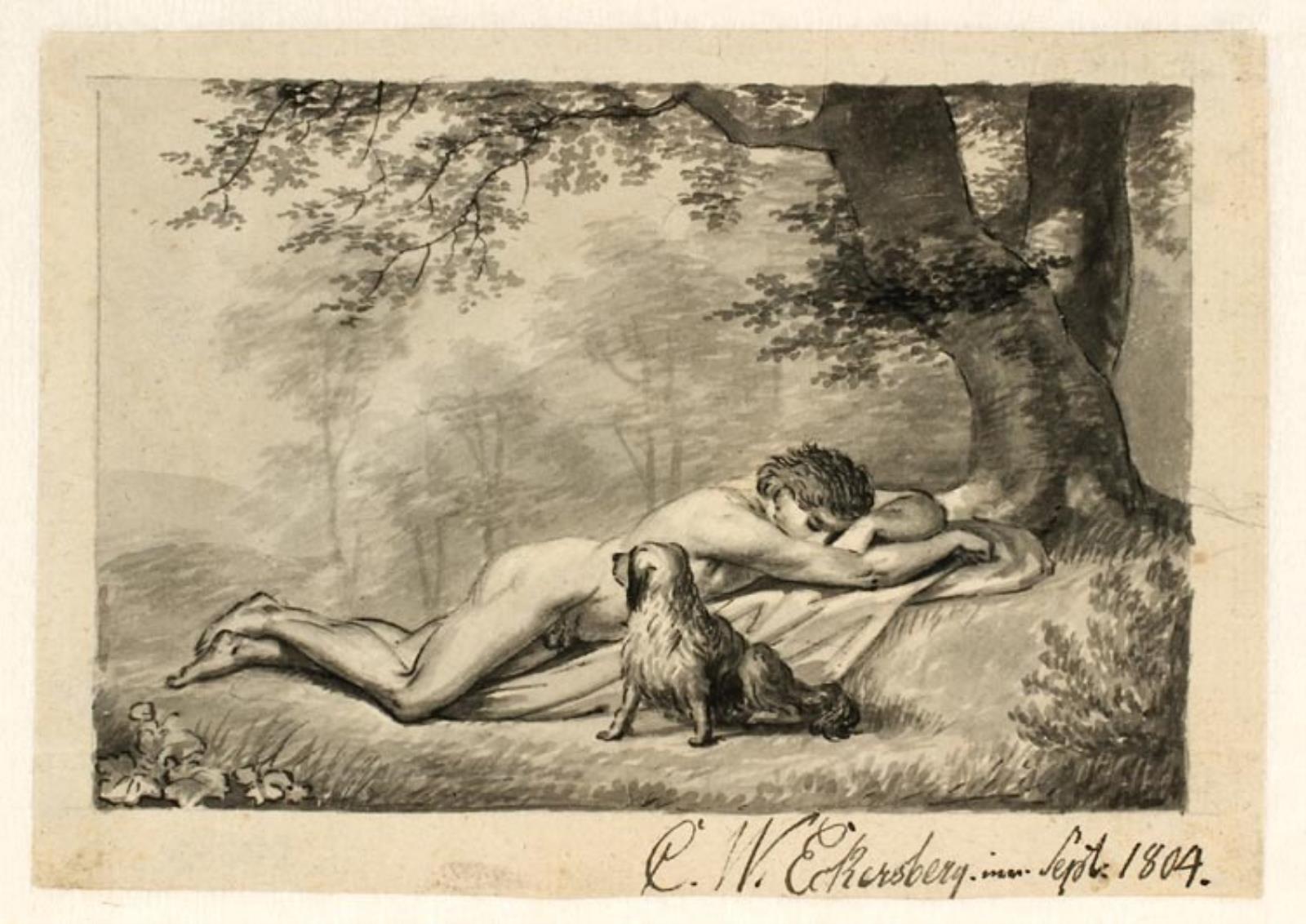 En nøgen ung mand, der ligger og sover ved foden af et træ, ved hans side en hund