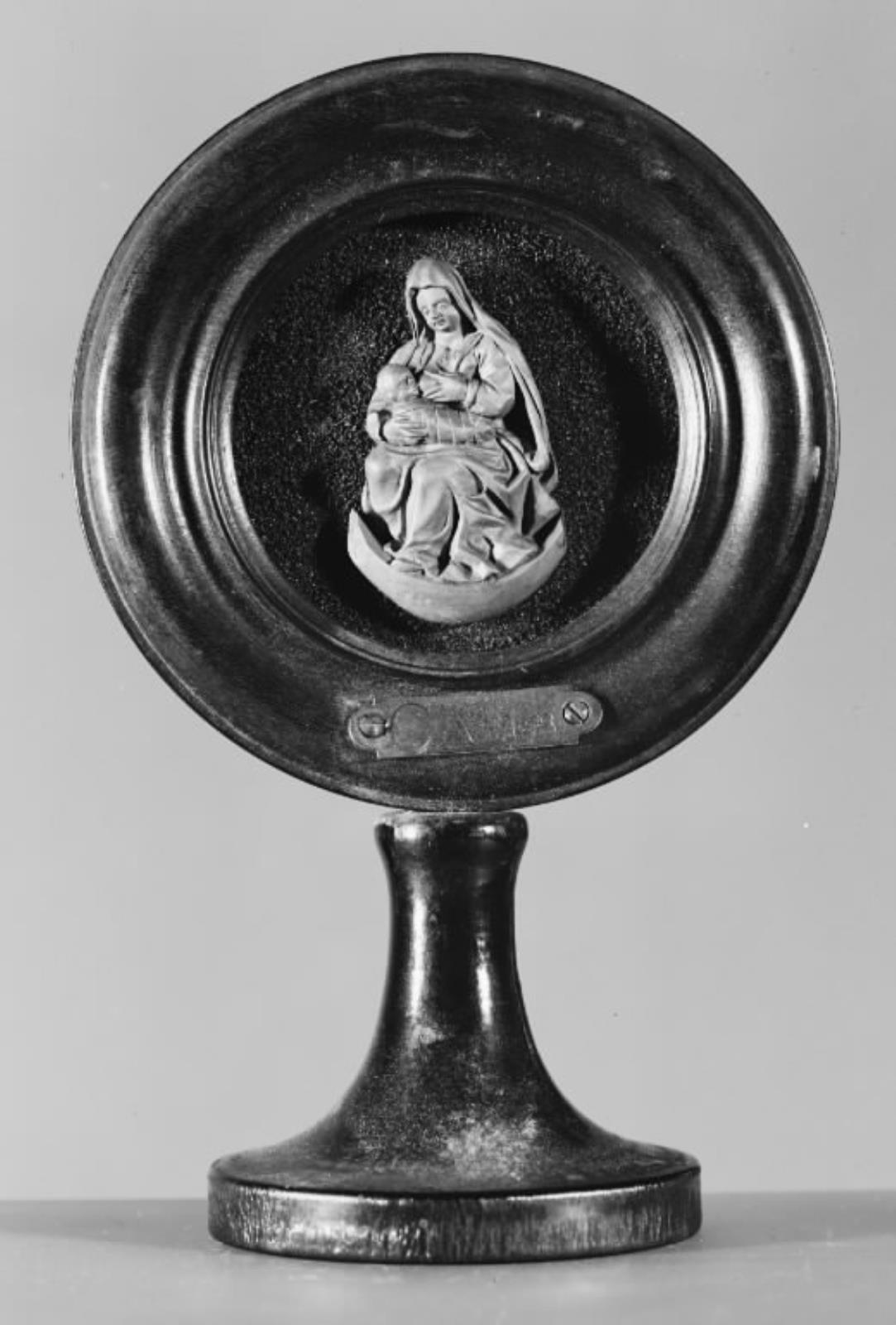 Madonna med Barnet, siddende på halvmånen.