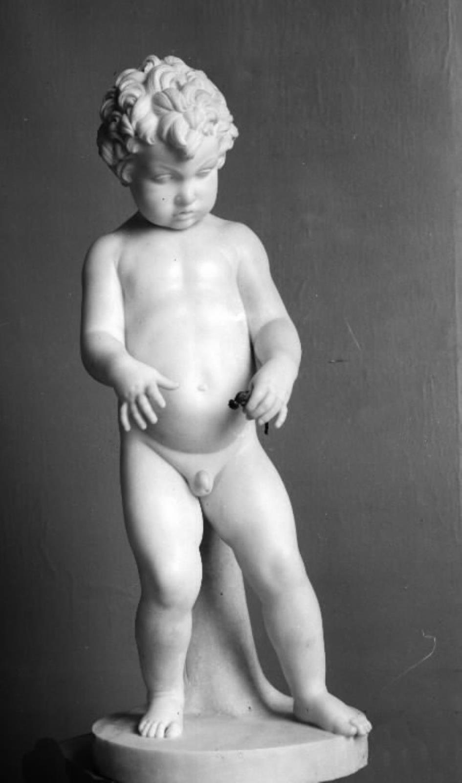 En dreng med en guldsmed. Stående nøgen dreng med en med en guldsmed, støbt i bronze, i venstre hånd