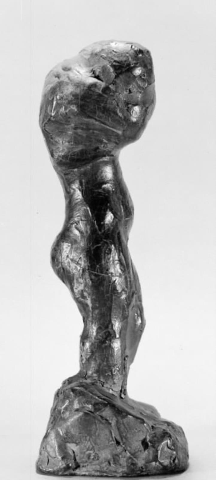 En pige, der trækker uldtrøjen af