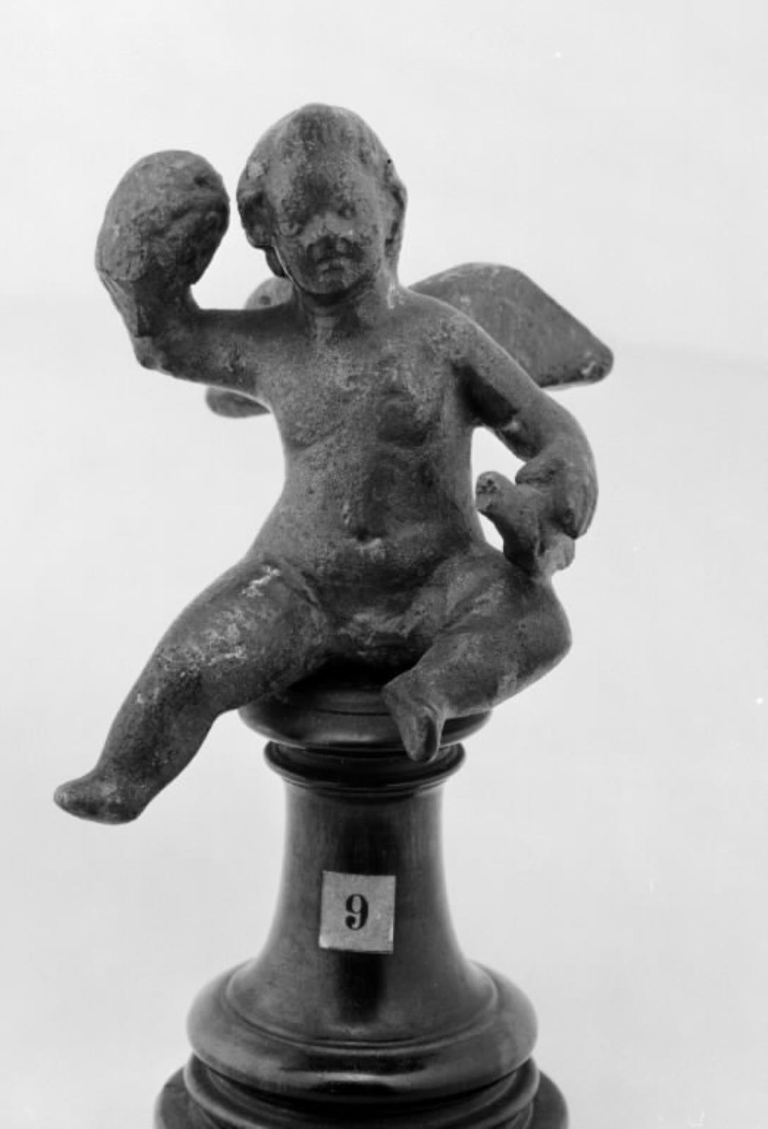 Siddende vinget putto