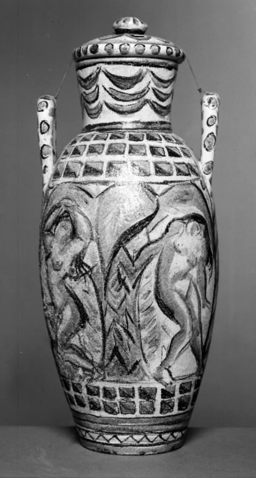 Vase med hanke og låg, dekoreret med to nøgne kvindefigurer og ornamentik