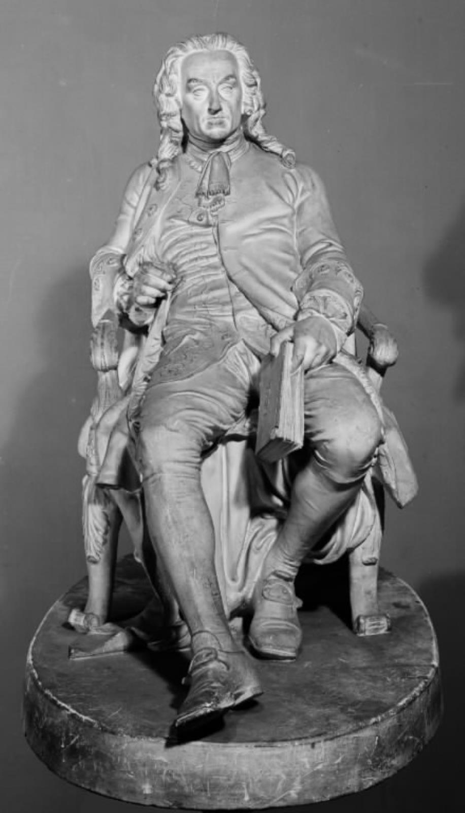 Ludvig Holberg siddende i en stol