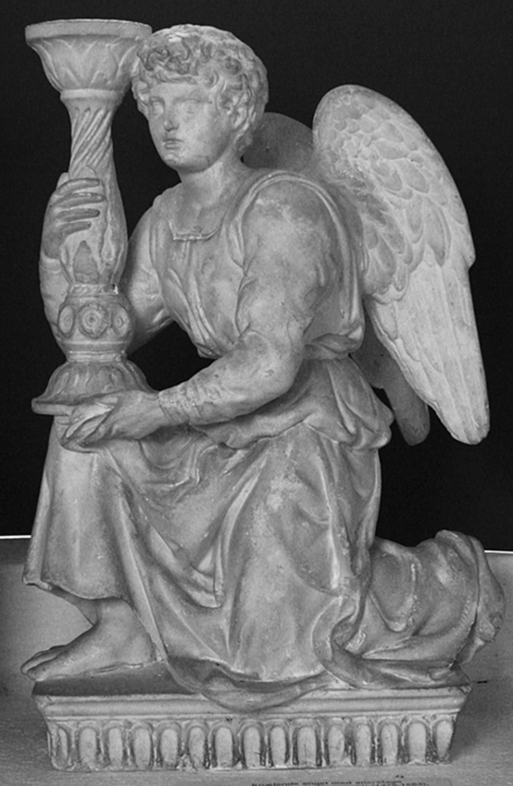 Knælende engel med alterstage