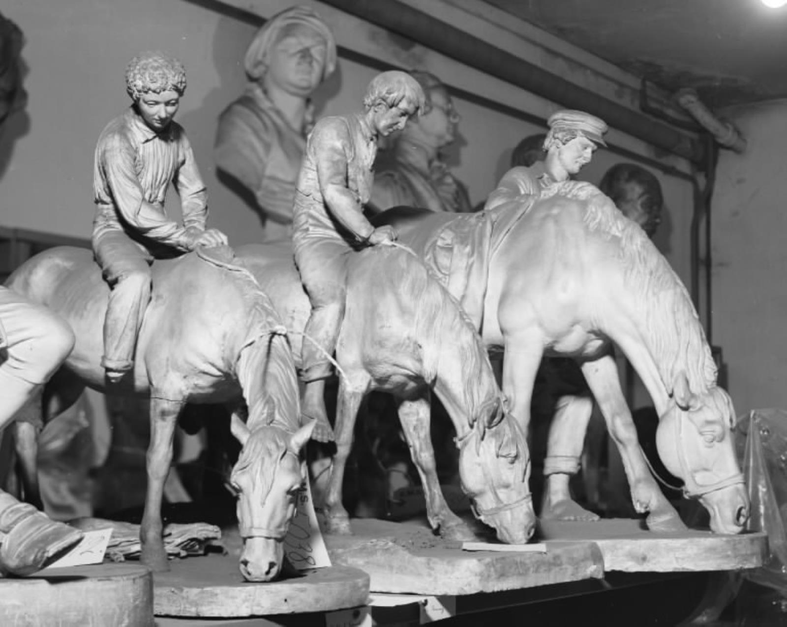 En karl, der rider en hest til vands