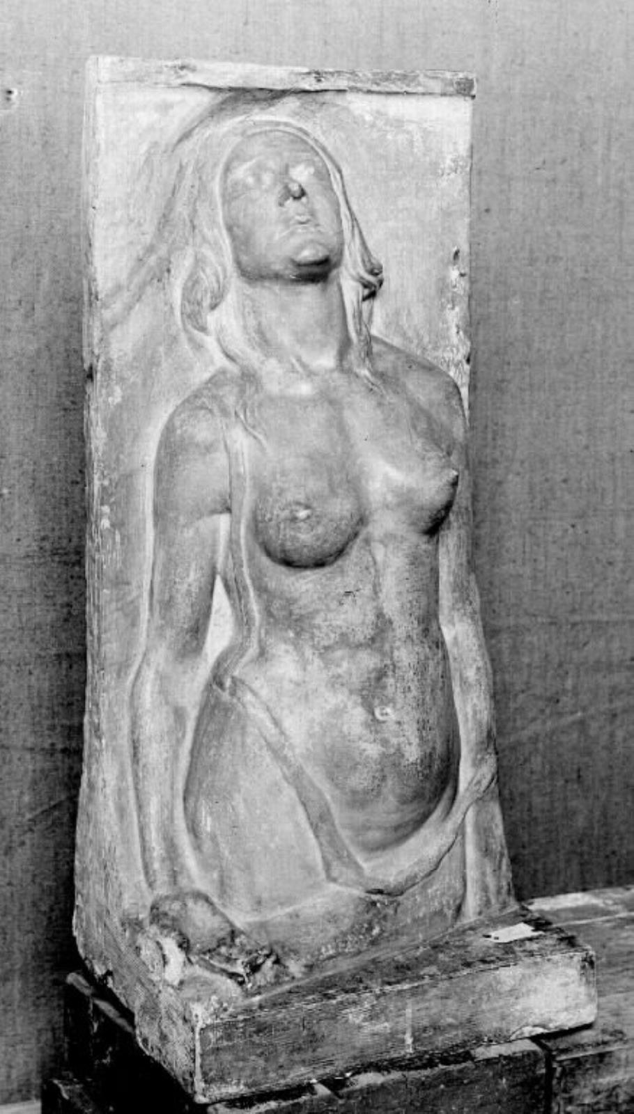 Træt af at græde. Nøgen kvinde i halvfigur