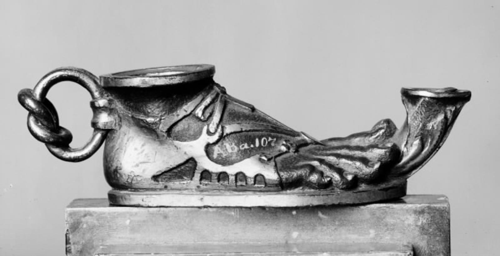 Olielampe. Fod med sandal