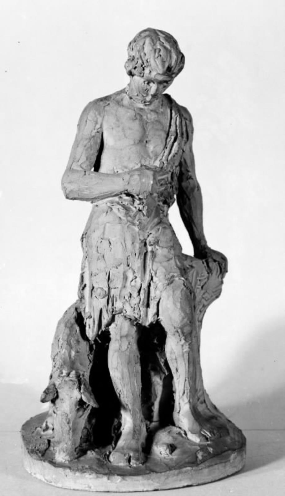 Den fortabte søn hos svinene, stående, med hånden hvilende på en træstub. Et svin læner sig op ad ham