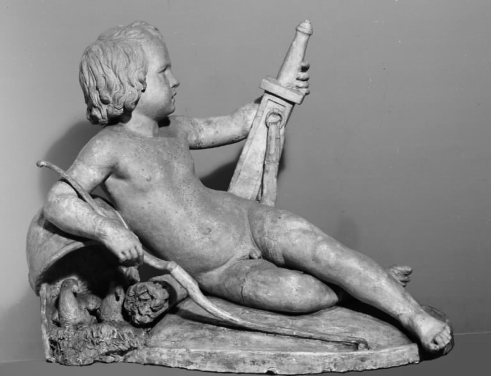 Den triumferende Amor med Mars's våben. Halvt liggende Amor med Mars's sværd og støttet til Mars's hjælm, hvori to duer ligger på deres rede