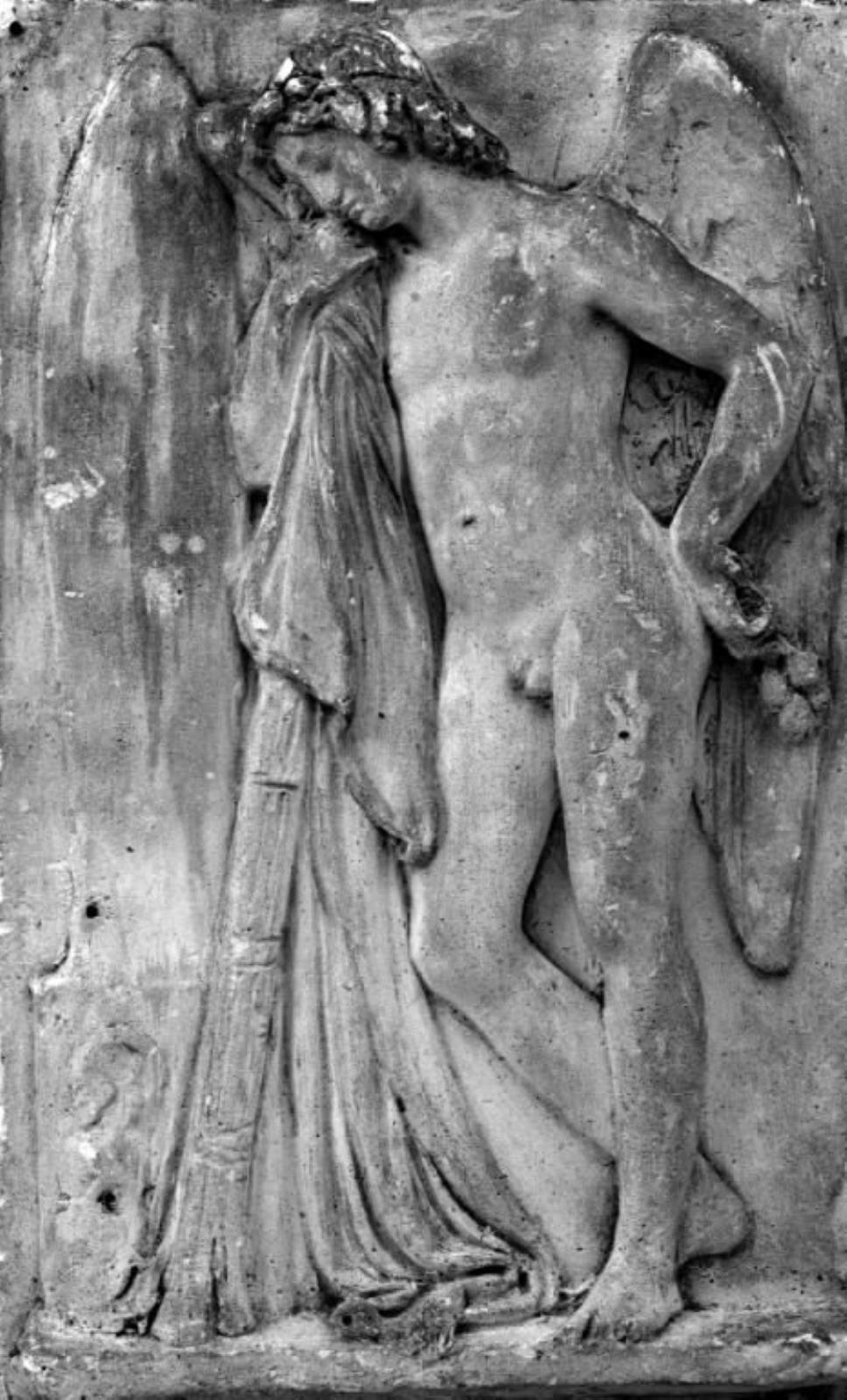 Dødens genius, stående med slukket fakkel ved en meta