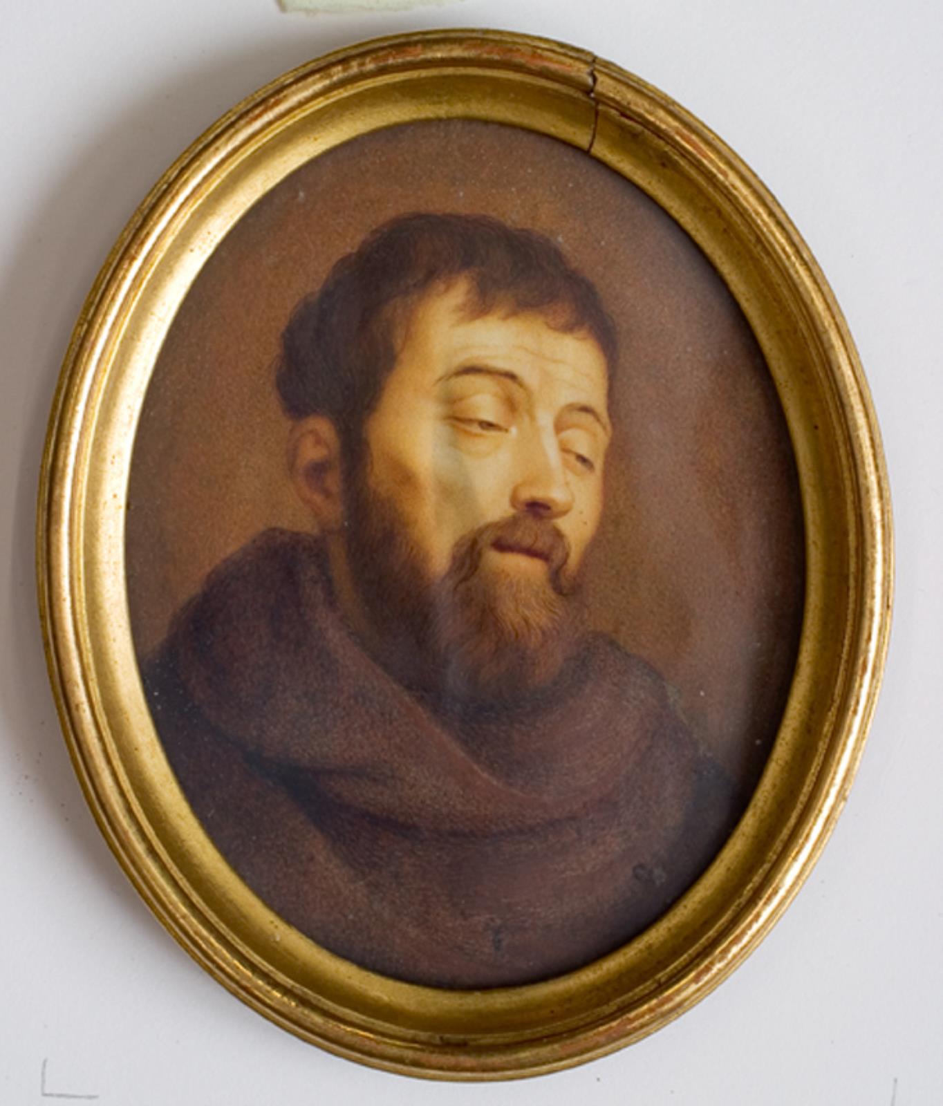 En munk med tillukkede øjne