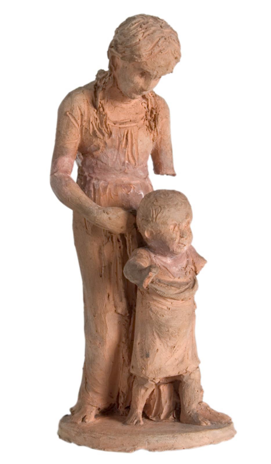 Lille pige med et barn. Gående pige, der støtter et lille gående barn