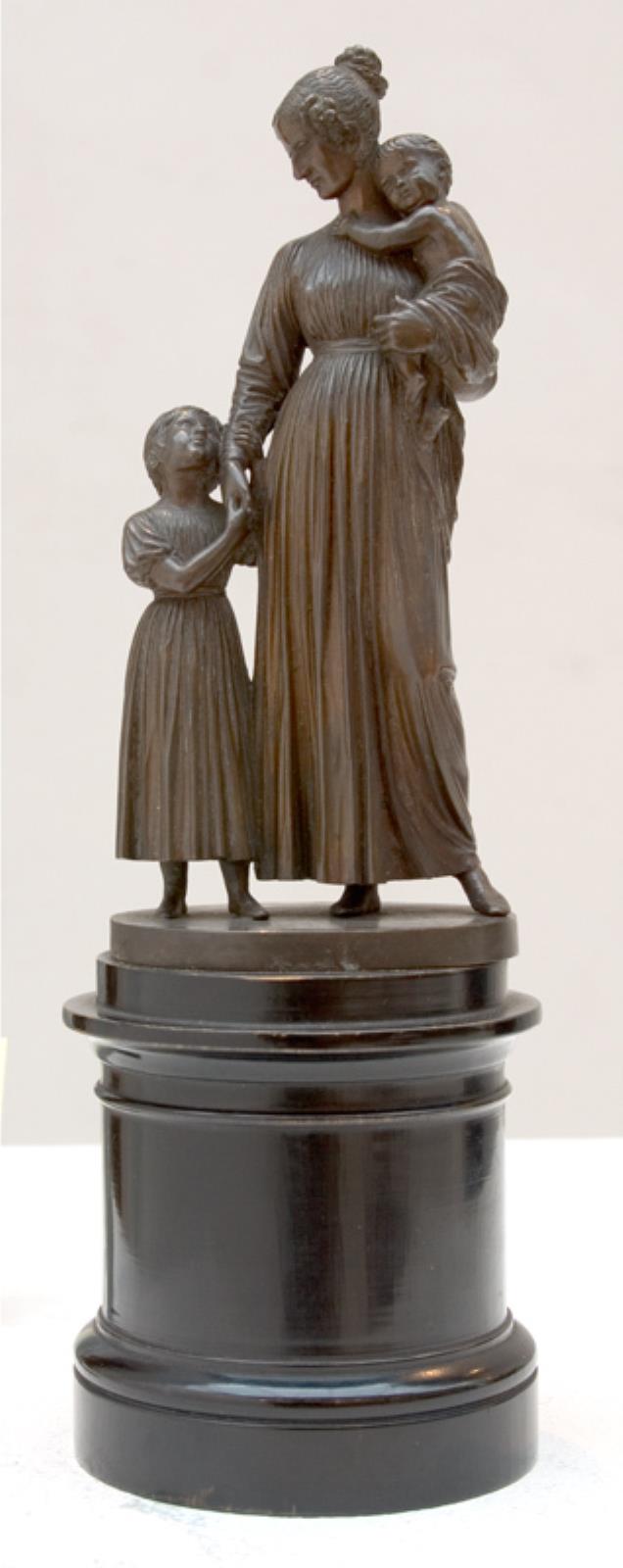 Fru Sophie Thiele, f. Holten stående med døtrene Ida og Hanne