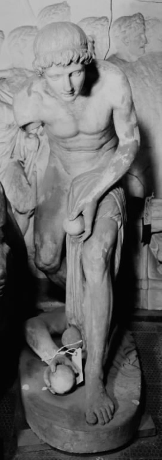 Bocciaspilleren. Ung nøgen foroverbøjet mand med en kugle i hver hånd