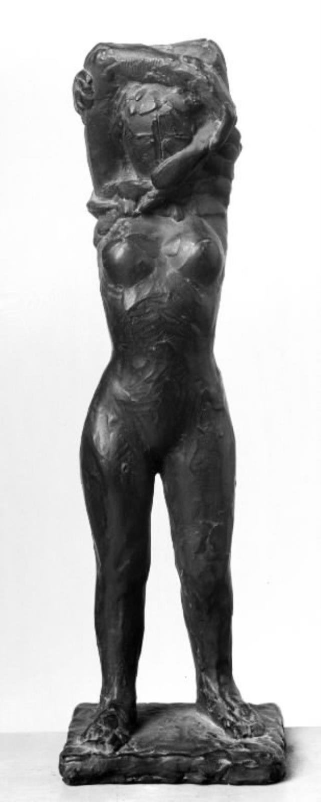 Kvindefigur. Stående kvinde, som trækker chemisen op over hovedet, Gottfred Eickhoff, 1935