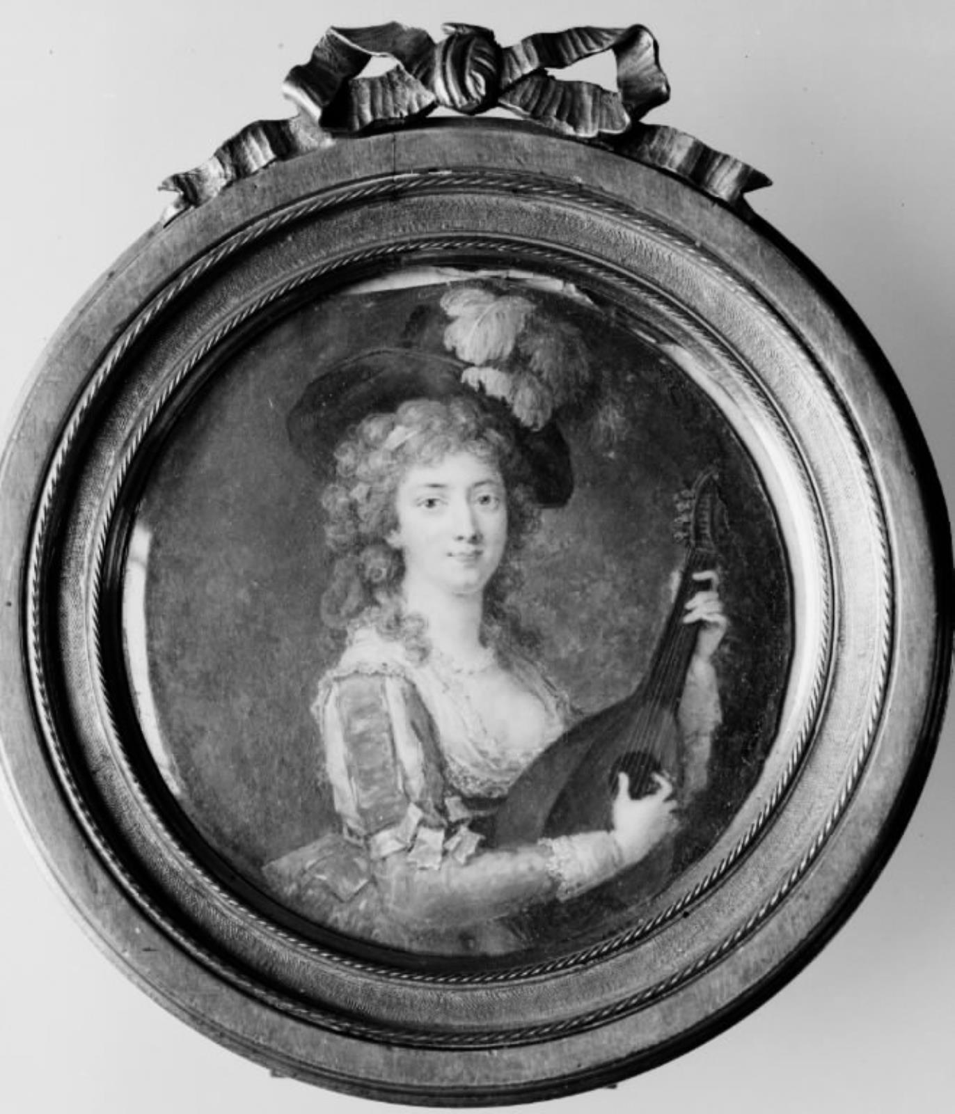 En dame i spansk dragt spillende på mandolin