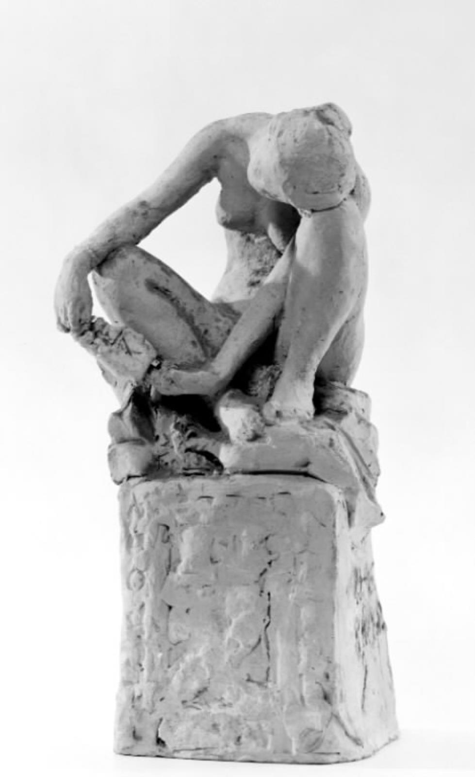 Nøgen kvinde siddende på en skatkiste