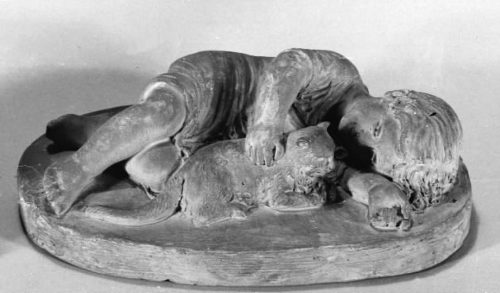 Liggende barn, der kæler for en kat