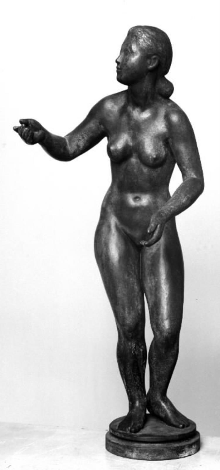 Fløjne fugle. Stående nøgen kvinde