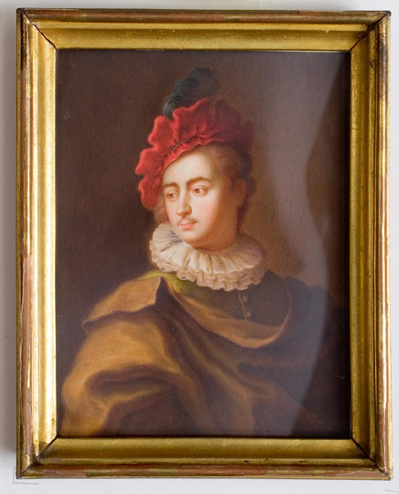 Ung mand med rød hue og blå fjer