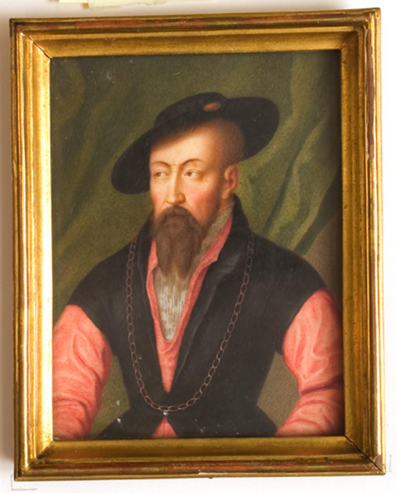 Mand med flad baret og halskæde