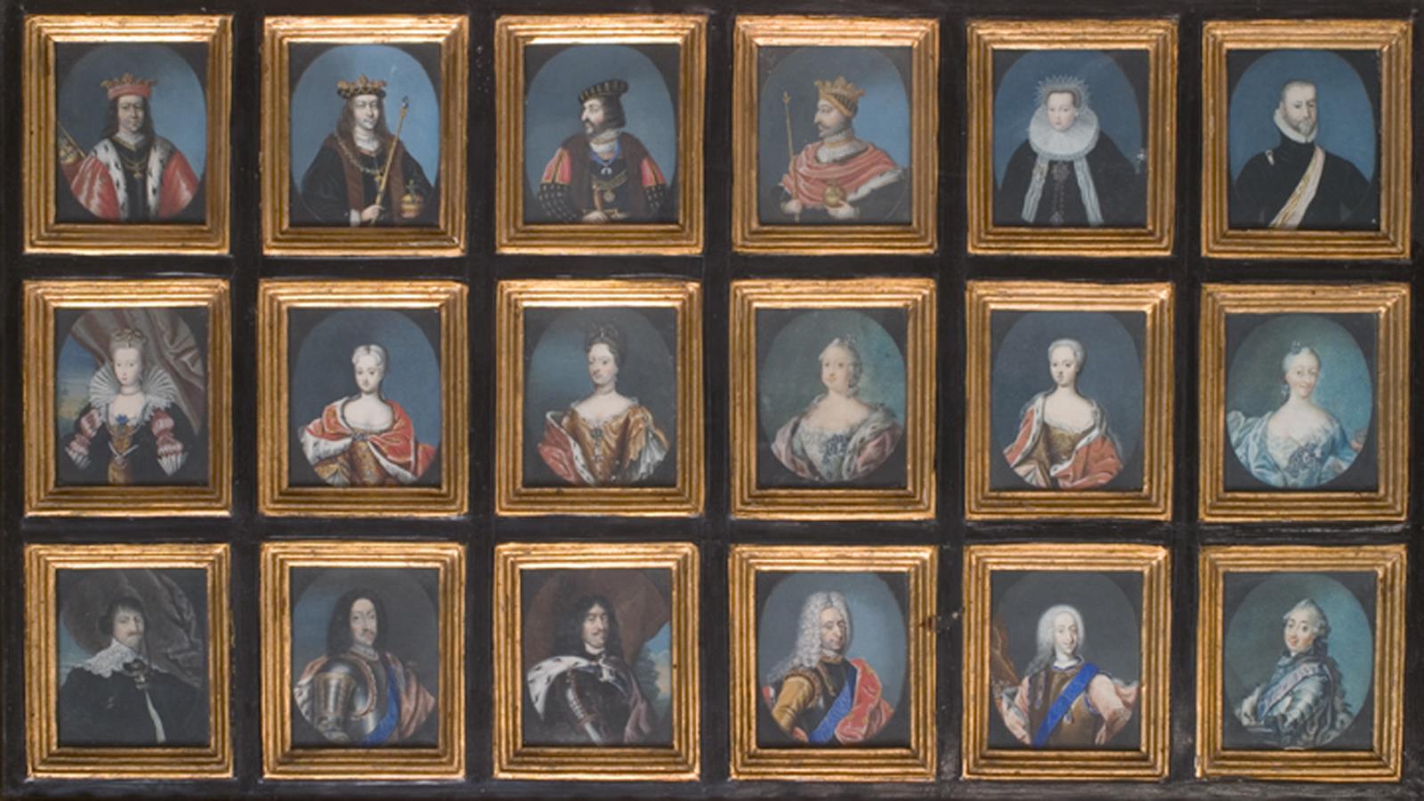 18 malerier i tre rækker. Portrætter af 11 konger, 7 dronninger af den oldenborgske stamme