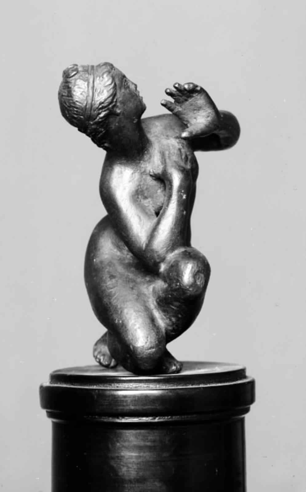 Lille knælende nymfe