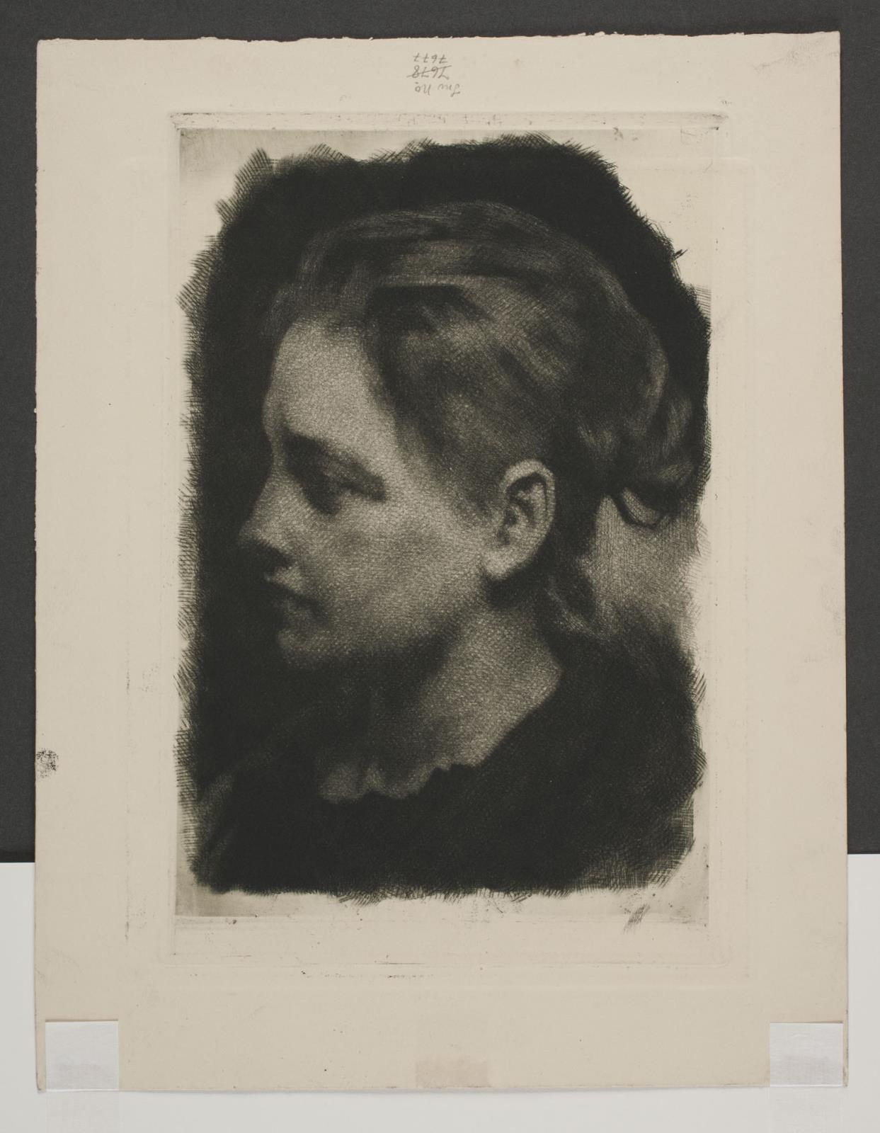 Ung pige i profil med opstrøget hår