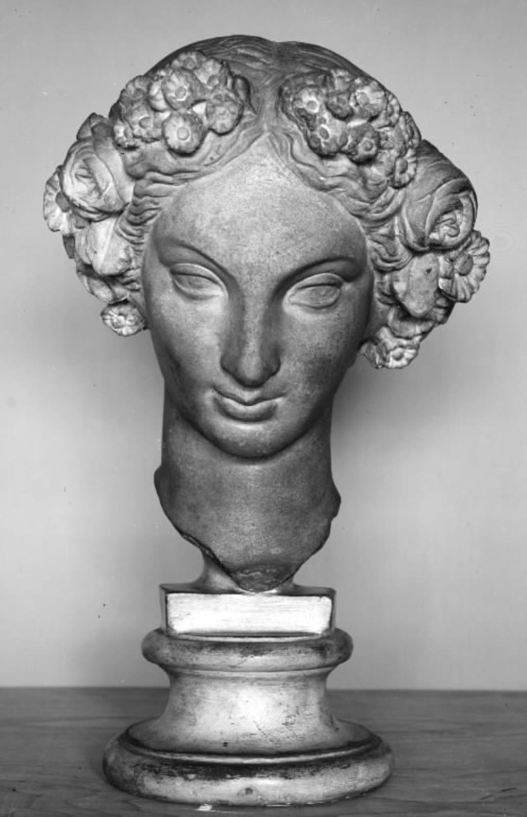 Foråret. Kvinde med blomsterkrans om håret