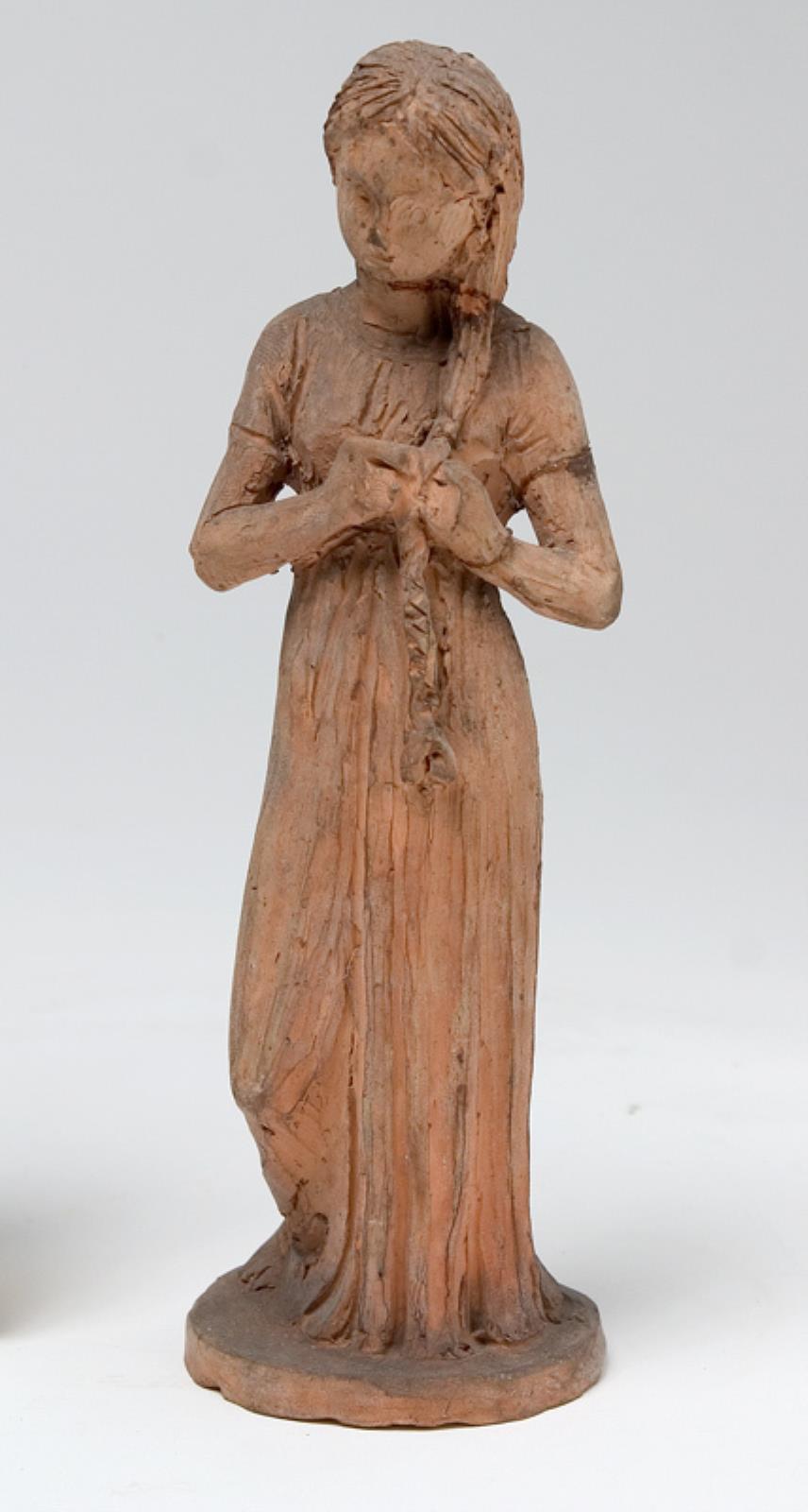 Stående ung pige, der fletter sit hår