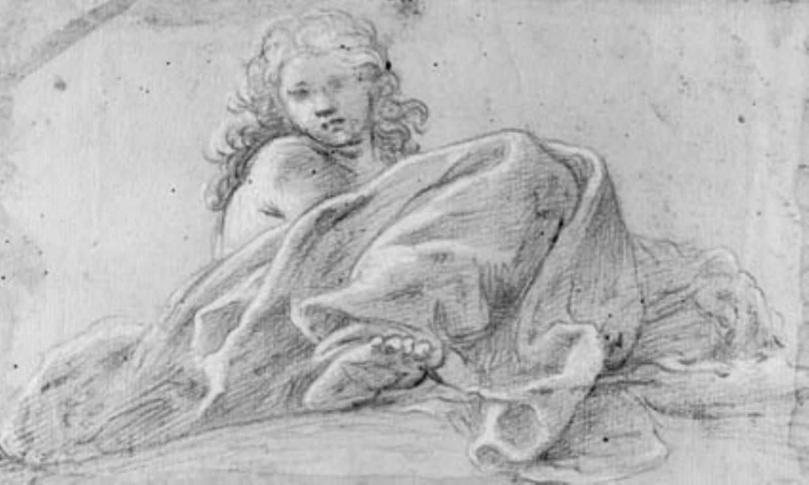 Siddende draperet figur set nedefra